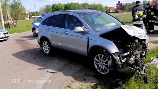 Zderzenie dwóch osobówek. Jedno z aut dachowało, poszkodowana jedna osoba