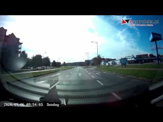 Na skróty, ale pod prąd – niebezpieczny manewr kierowcy renault