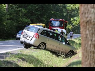 Kolizja w Grodzisku. Na jezdni wylądowały... deski 