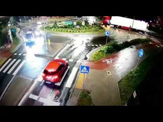 Pijany senior nie trafił w żaden zjazd z ronda