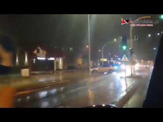 Fatalne warunki drogowe w Ostrołęce. Na Warszawskiej doszło do wypadku, na Steyera kierowca nie trafił w zjazd