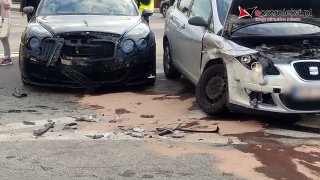 Zderzenie Seata i Bentleya na ruchliwym skrzyżowaniu w Ostrołęce