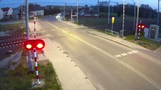 Niebezpieczne zachowanie na przejeździe kolejowym