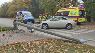 Wypadek na ul. ks. Pędzicha w Ostrołęce. Rozbite renault, złamany słup