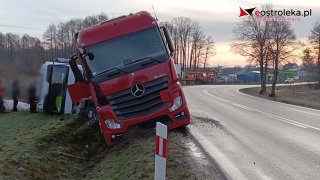 Wypadek w Zamościu. Z drogi wypadły dwie ciężarówki
