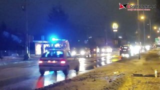 Odwilż odsłania ponurą prawdę o ostrołęckich ulicach. Zniszczone auta stoją w korku na Stacha Konwy